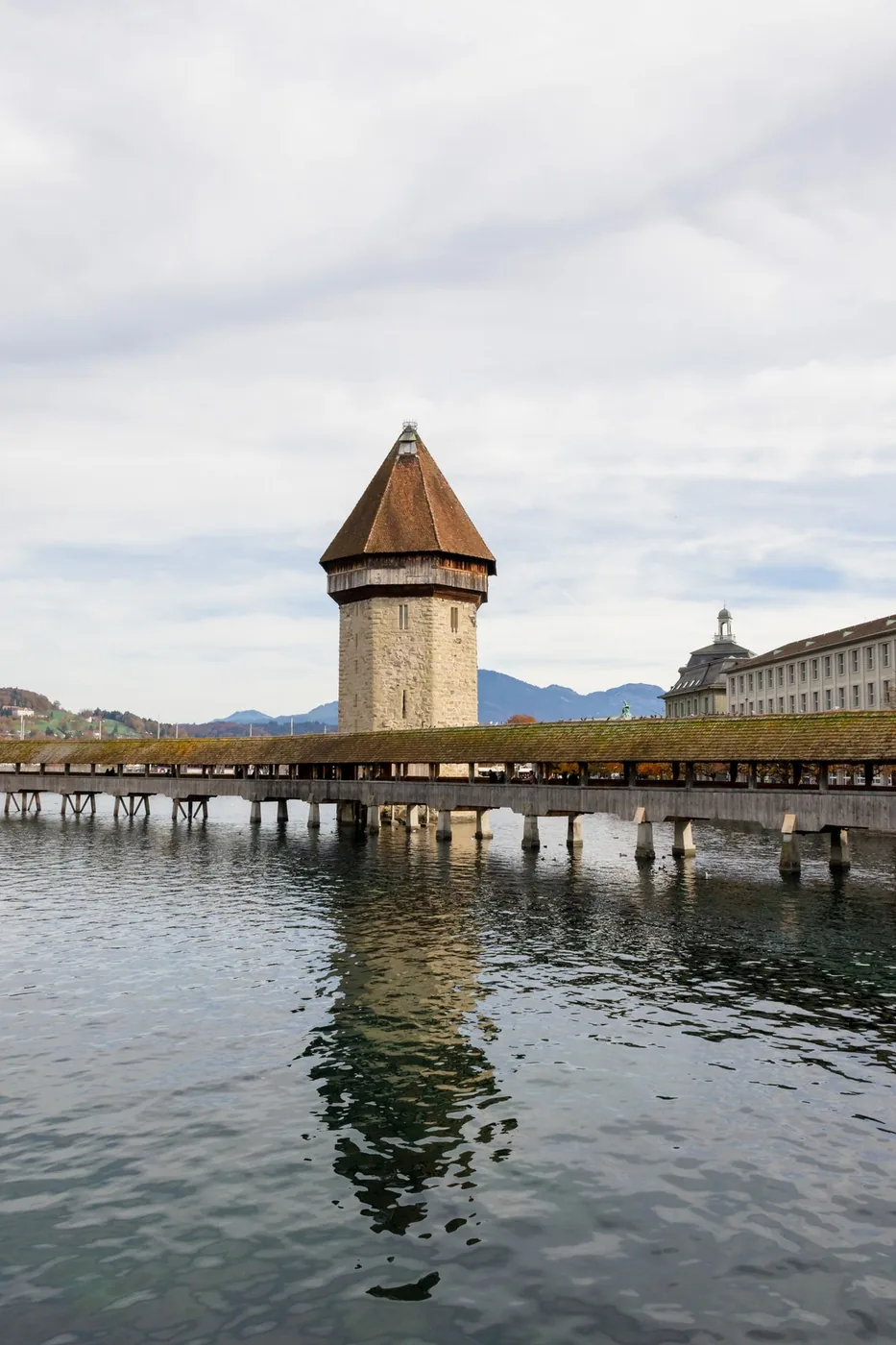 Der Wasserturm von der Reussbrücke