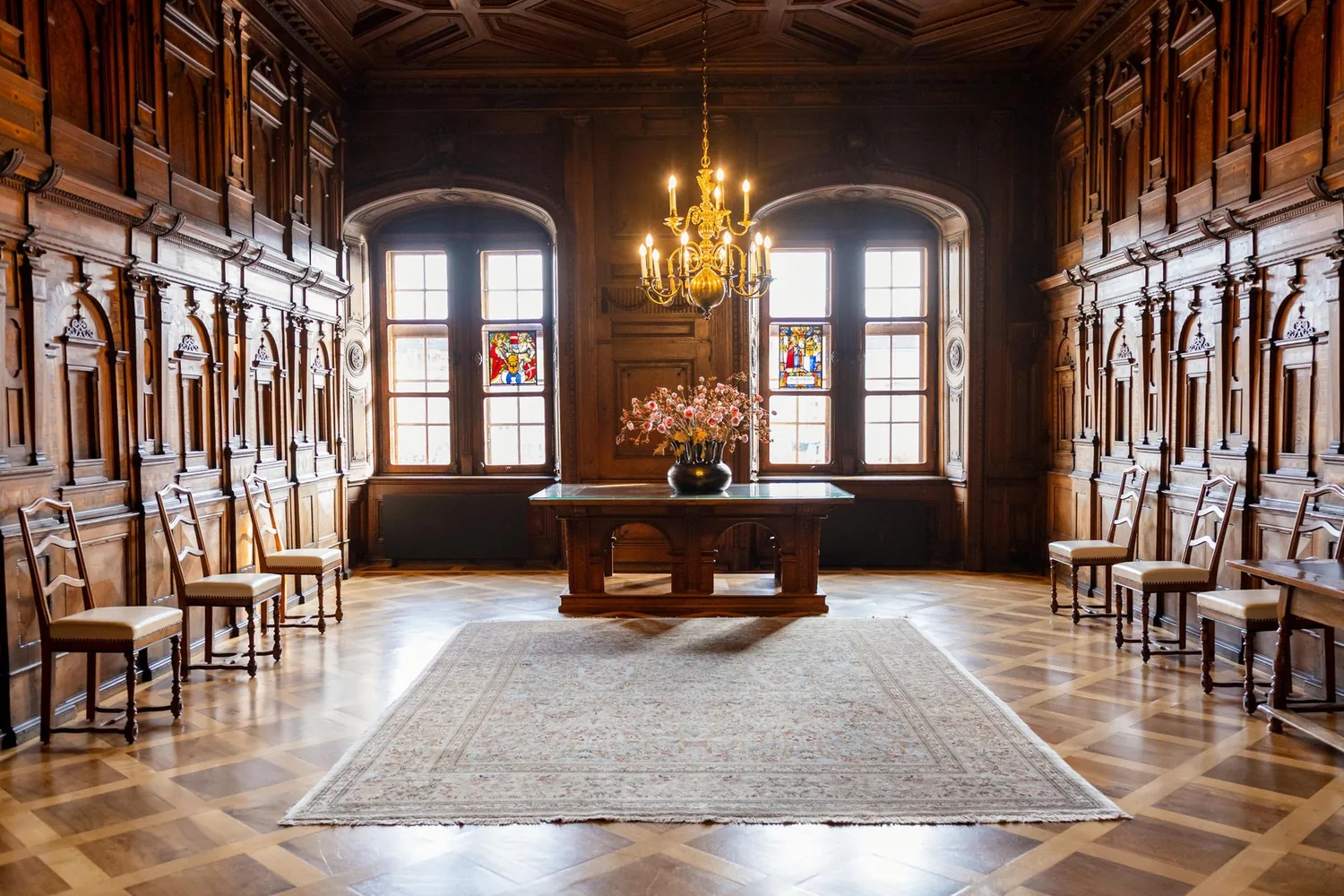 Ein getäfelter Saal im Rathaus Luzern
