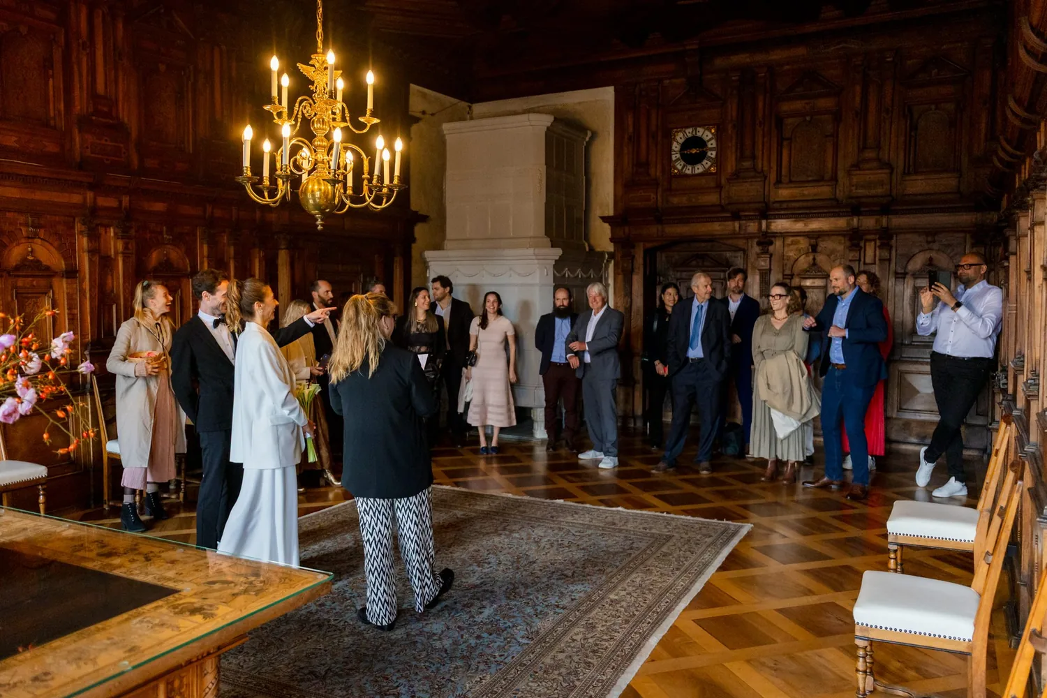 Gäste im getäfelten Saal