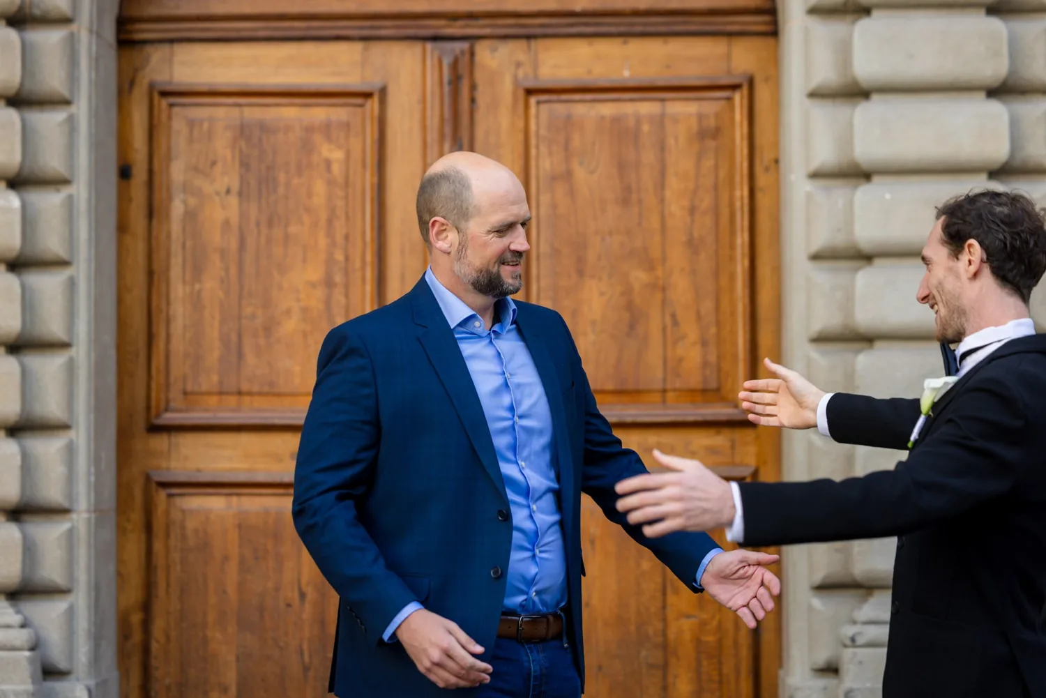Gäste in den Arkaden des Rathauses
