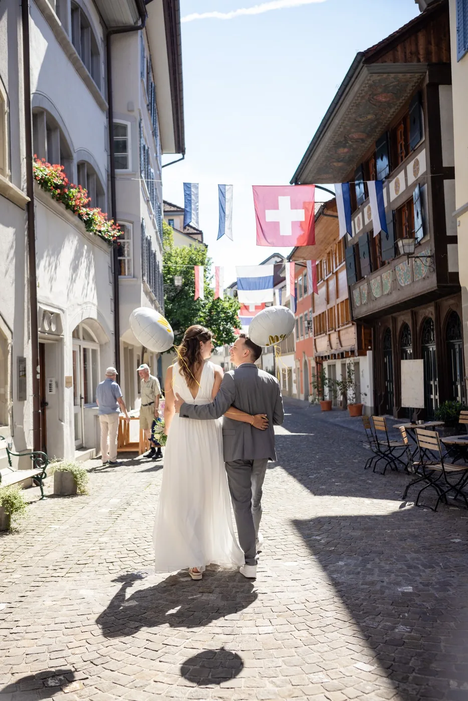 Brautpaar in der Fahnengasse der Zuger Altstadt