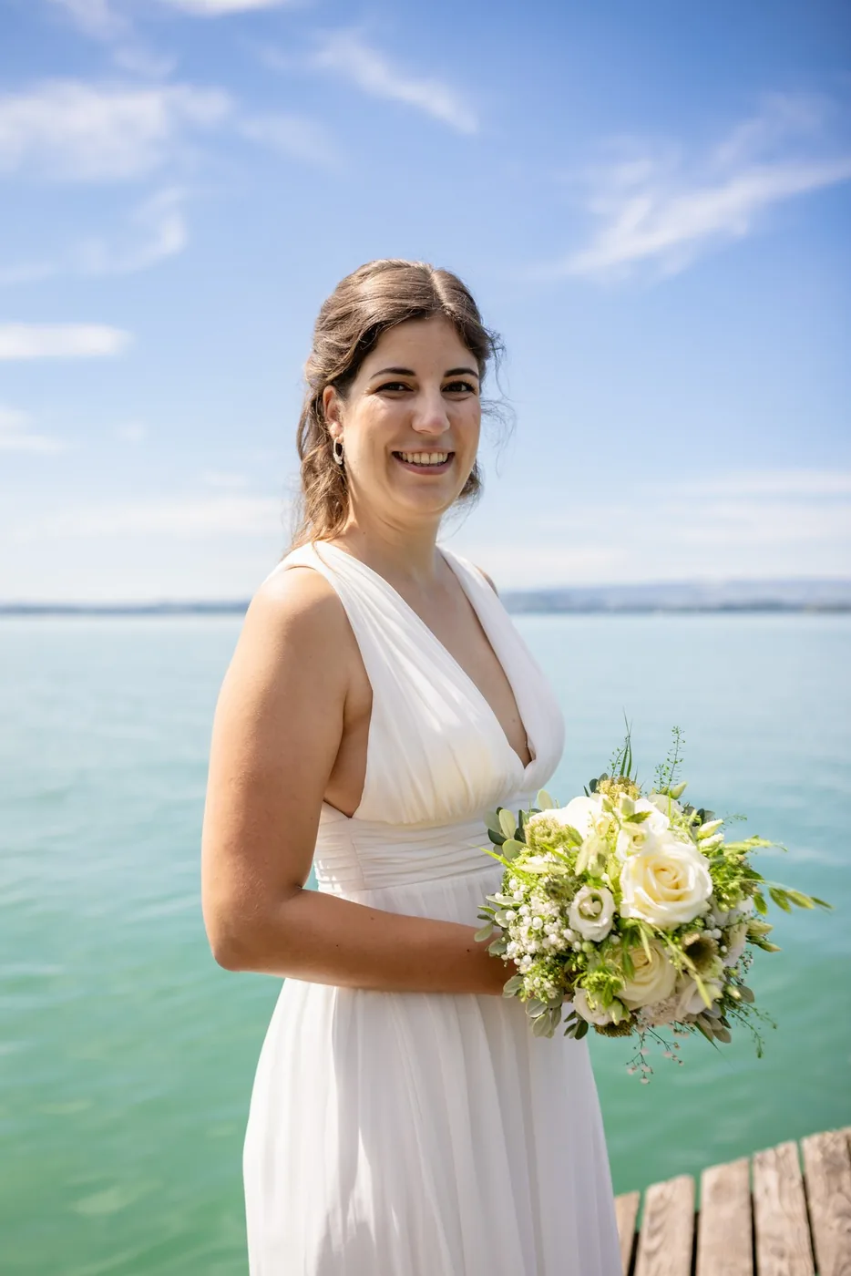 Die Braut mit Strauss am See