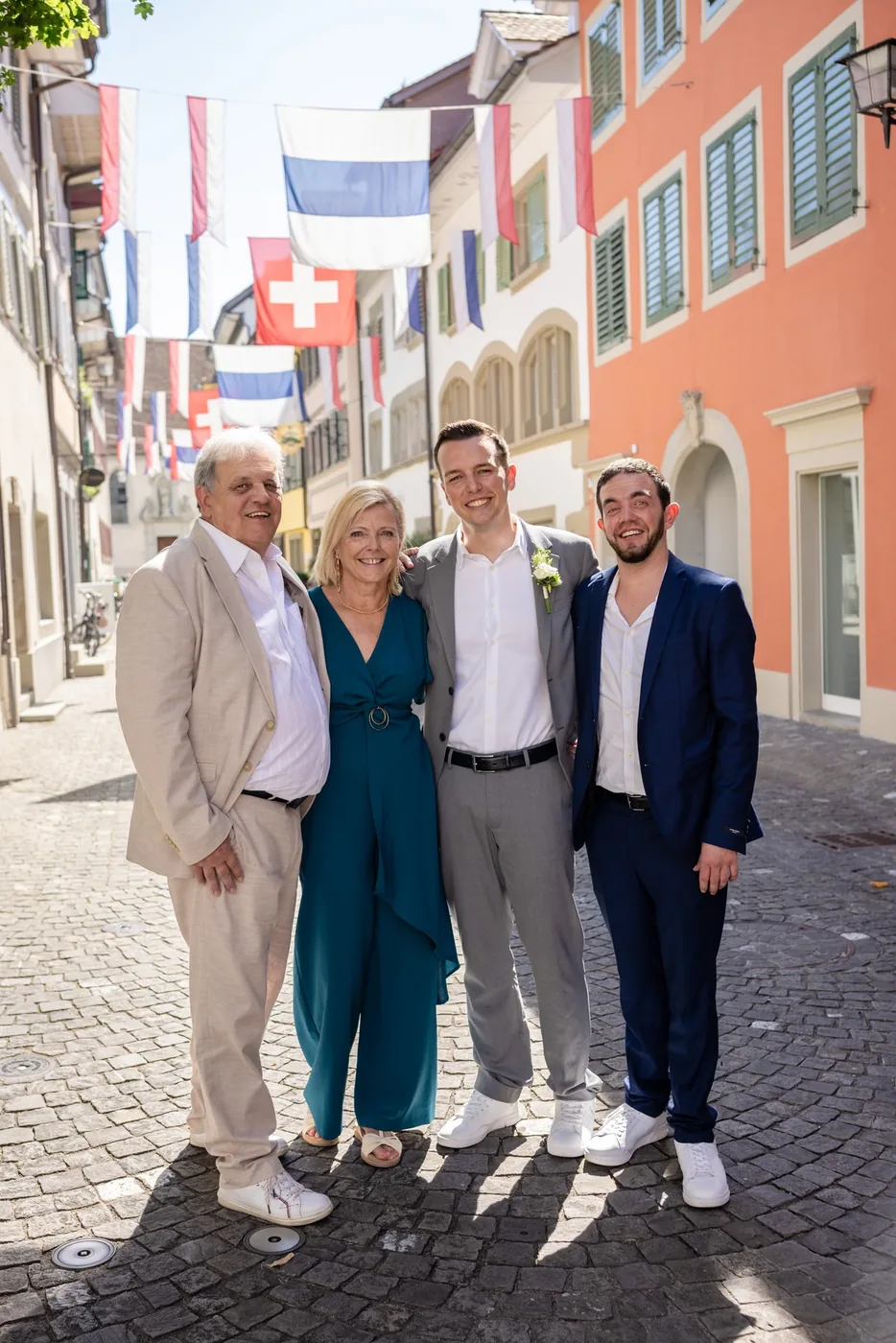 Familienbild unter den Fahnen