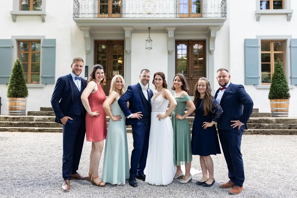 Das Brautpaar mit den Trauzeugen vor dem Schloss