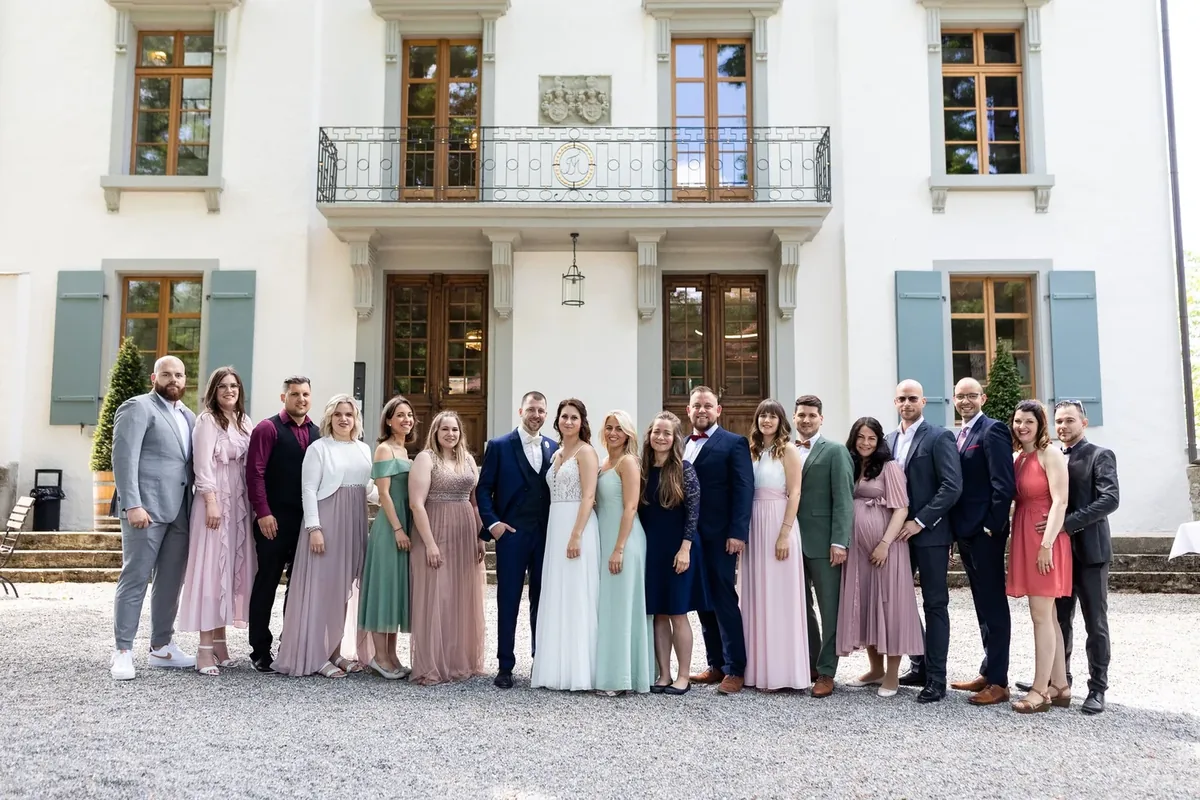 Die ganze Hochzeitsgesellschaft vor dem Schloss