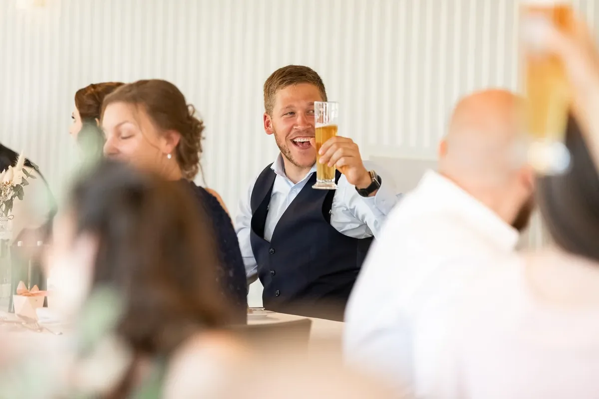 Die Gesellschaft beim Dinner im Saal