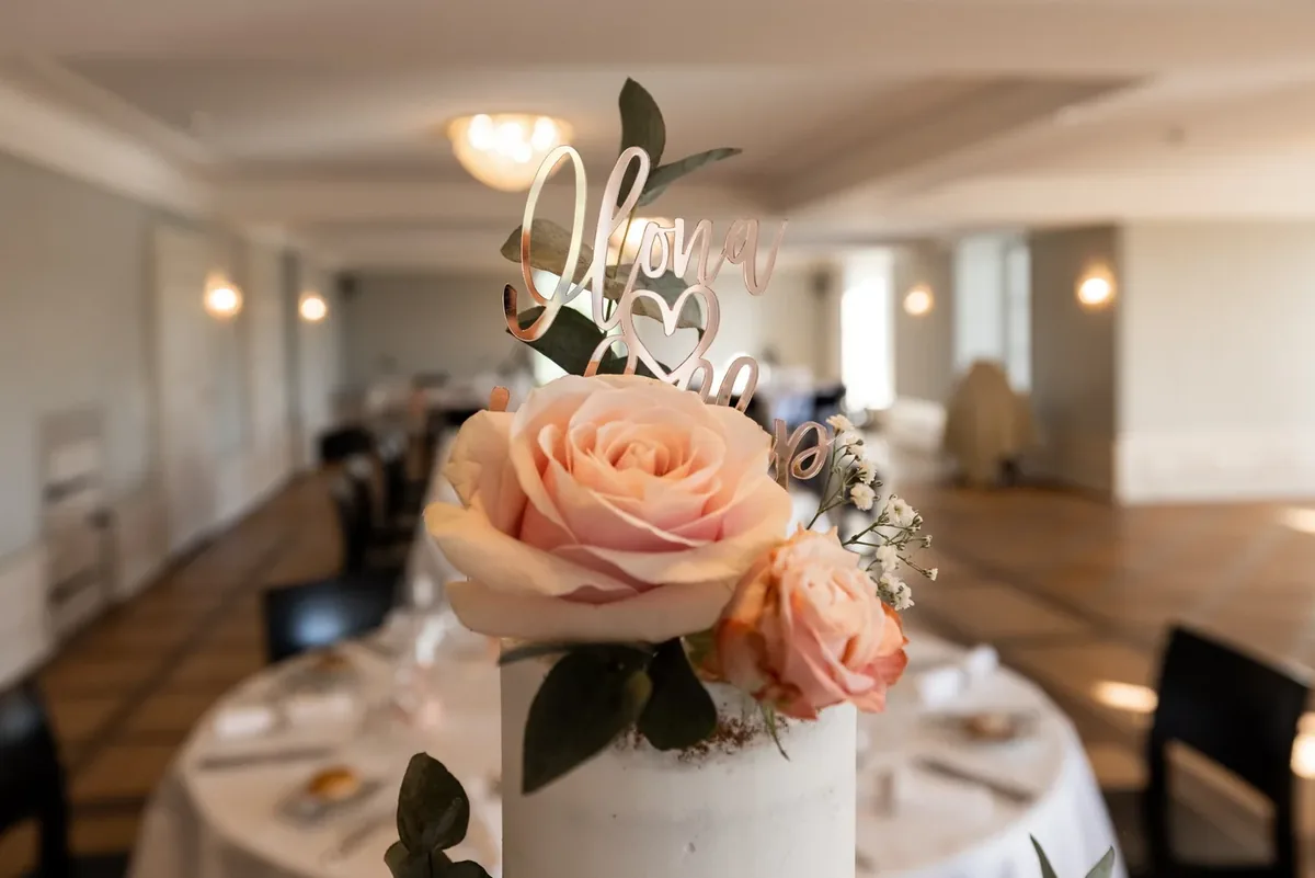 Die Torte im Saal, dahinter die gedeckten Tafeln