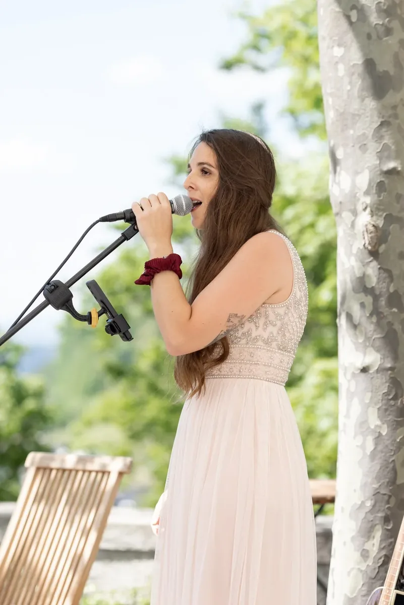 Eine Sängerin mit Gitarre singt bei der Trauung