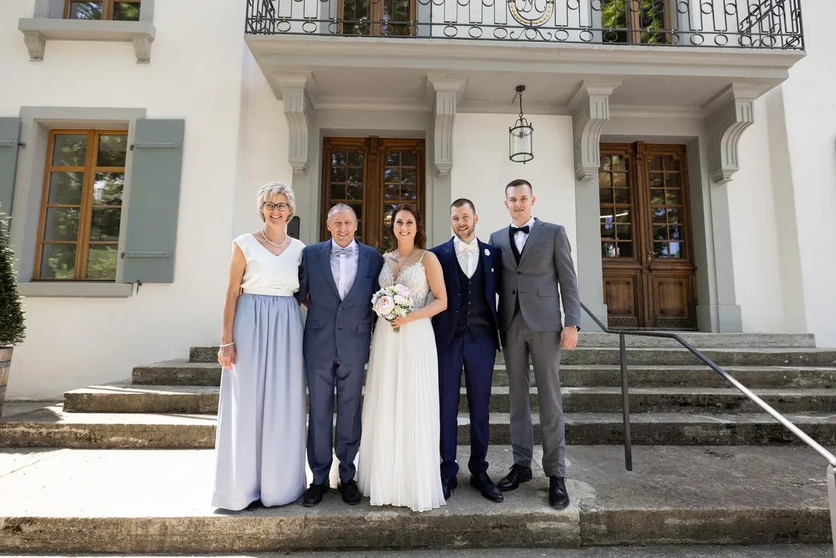 Familienbild auf der Freitreppe vor dem Schloss