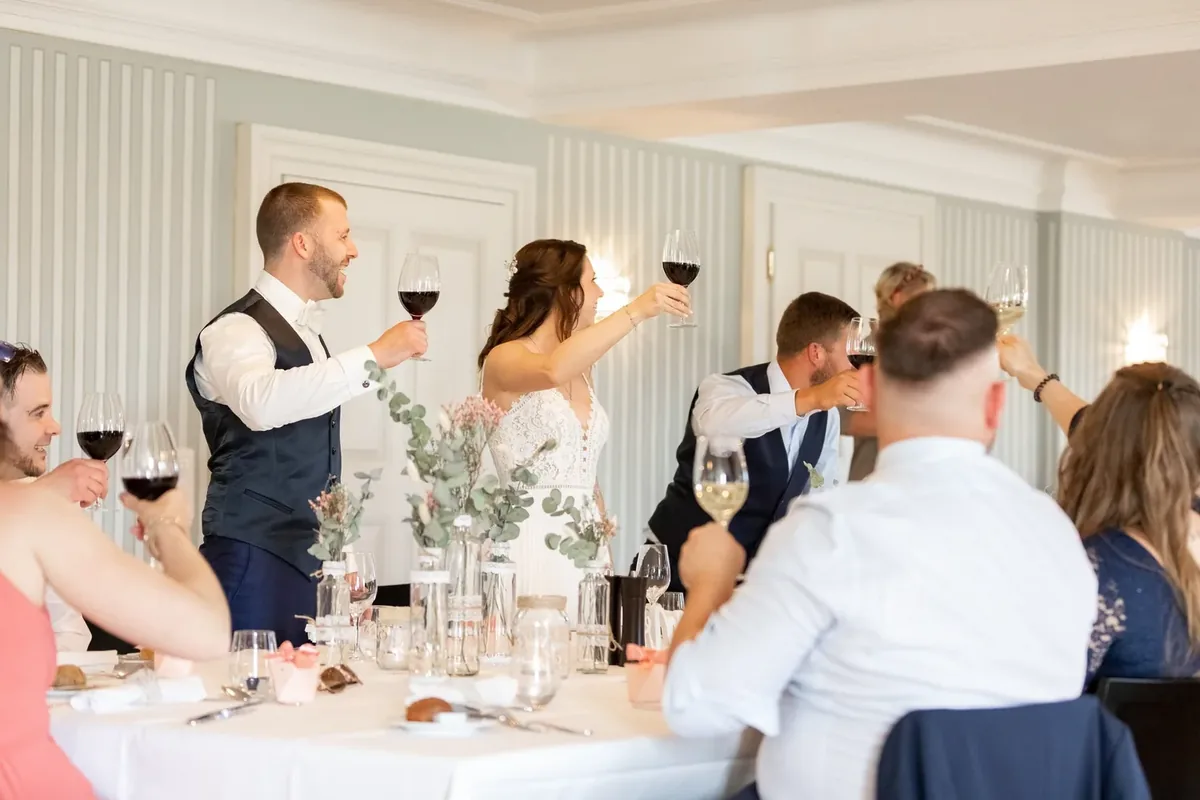 Gäste stossen an der langen Tafel an