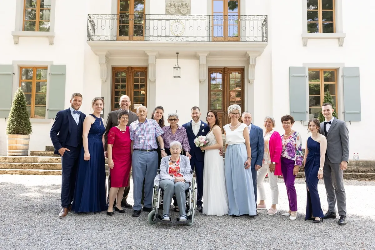 Grössere Gästegruppe vor der Schlossfassade