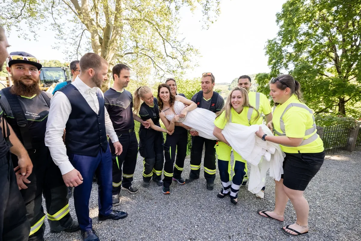 Gruppenbild mit der Feuerwehr vor dem Schloss