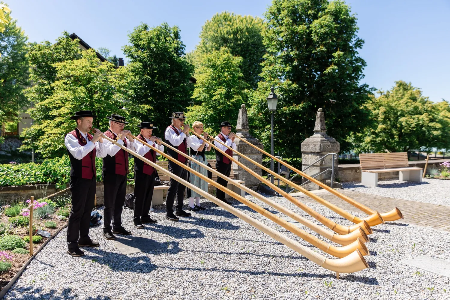 Alphornbläser spielen beim Apéro vor der Kirche