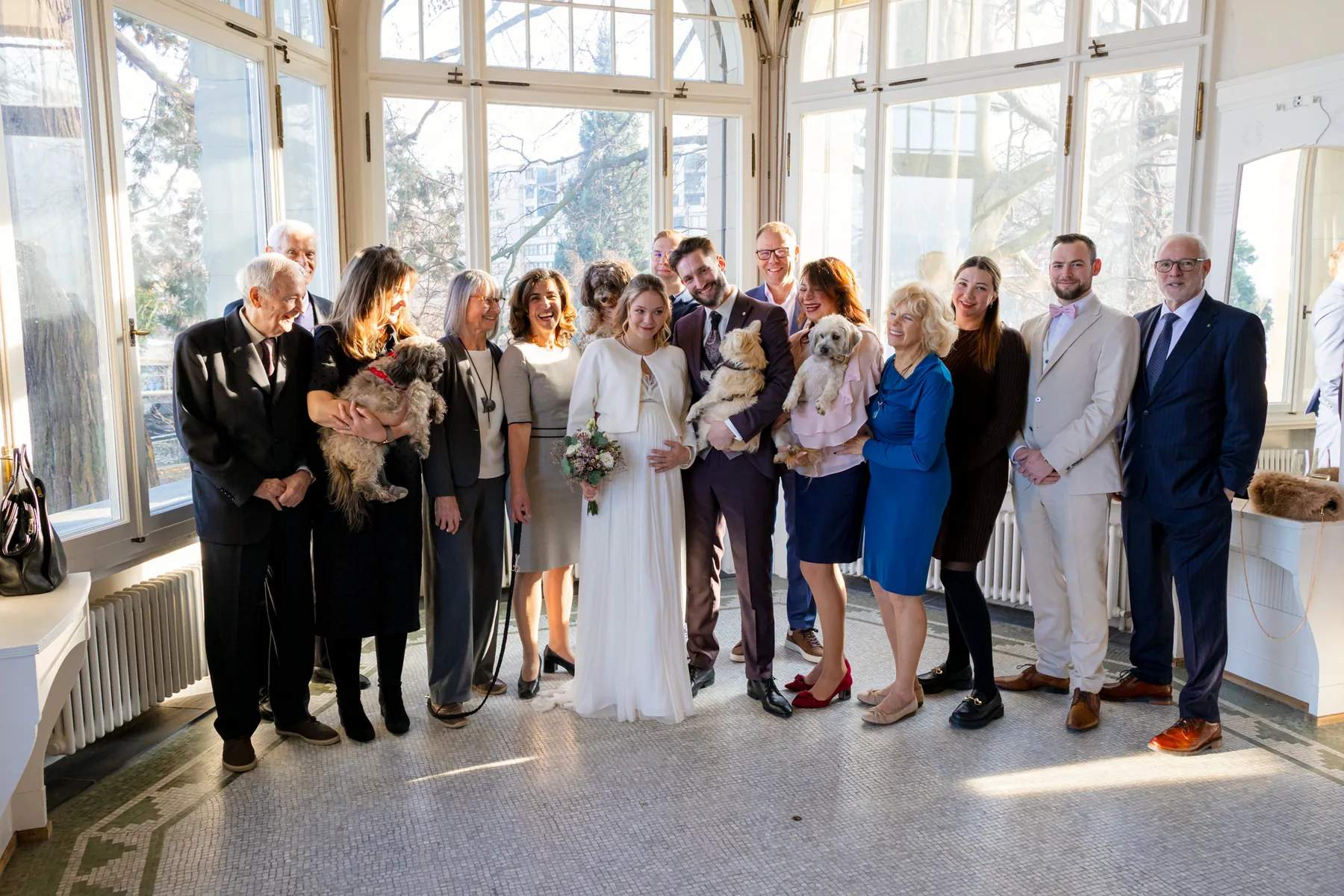 Alle Hochzeitsgäste stehen für das Gruppenfoto im Wintergarten der Villa Seerose