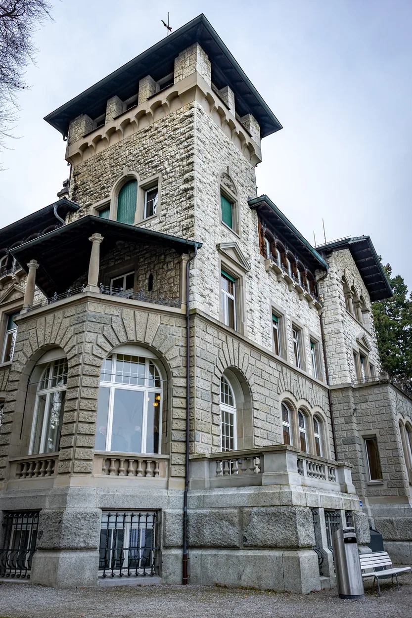 Turmfassade der Villa Seerose aus Naturstein mit Sprossenfenstern