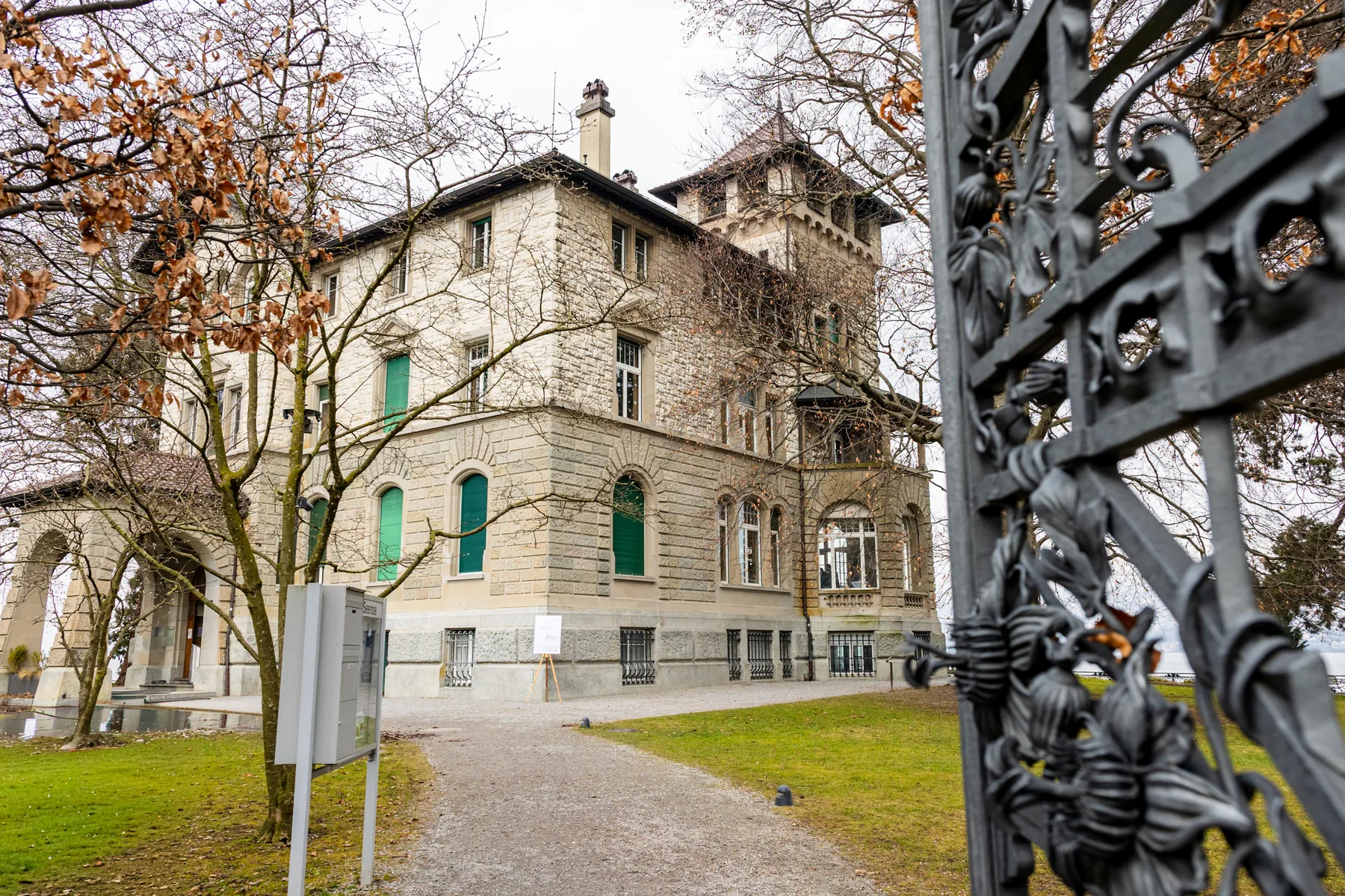 Die Villa Seerose in Horgen, gesehen durch das schmiedeeiserne Parktor