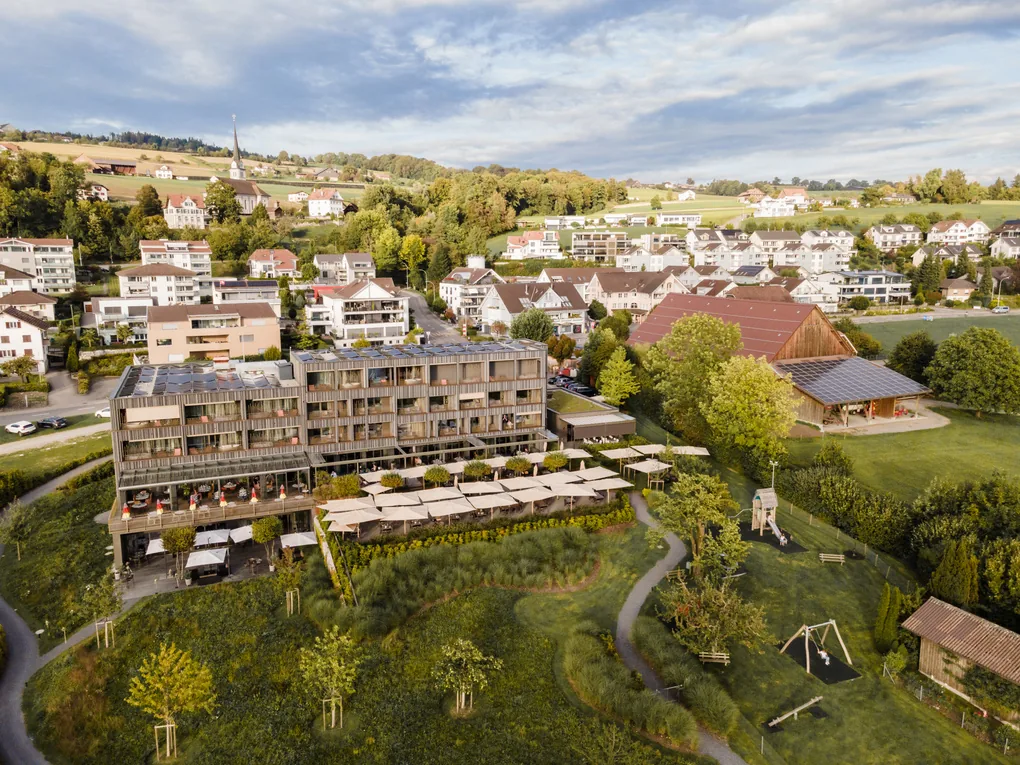 Luftbild des Sonne Seehotels mit dem Dorf Eich und der Landschaft ringsum