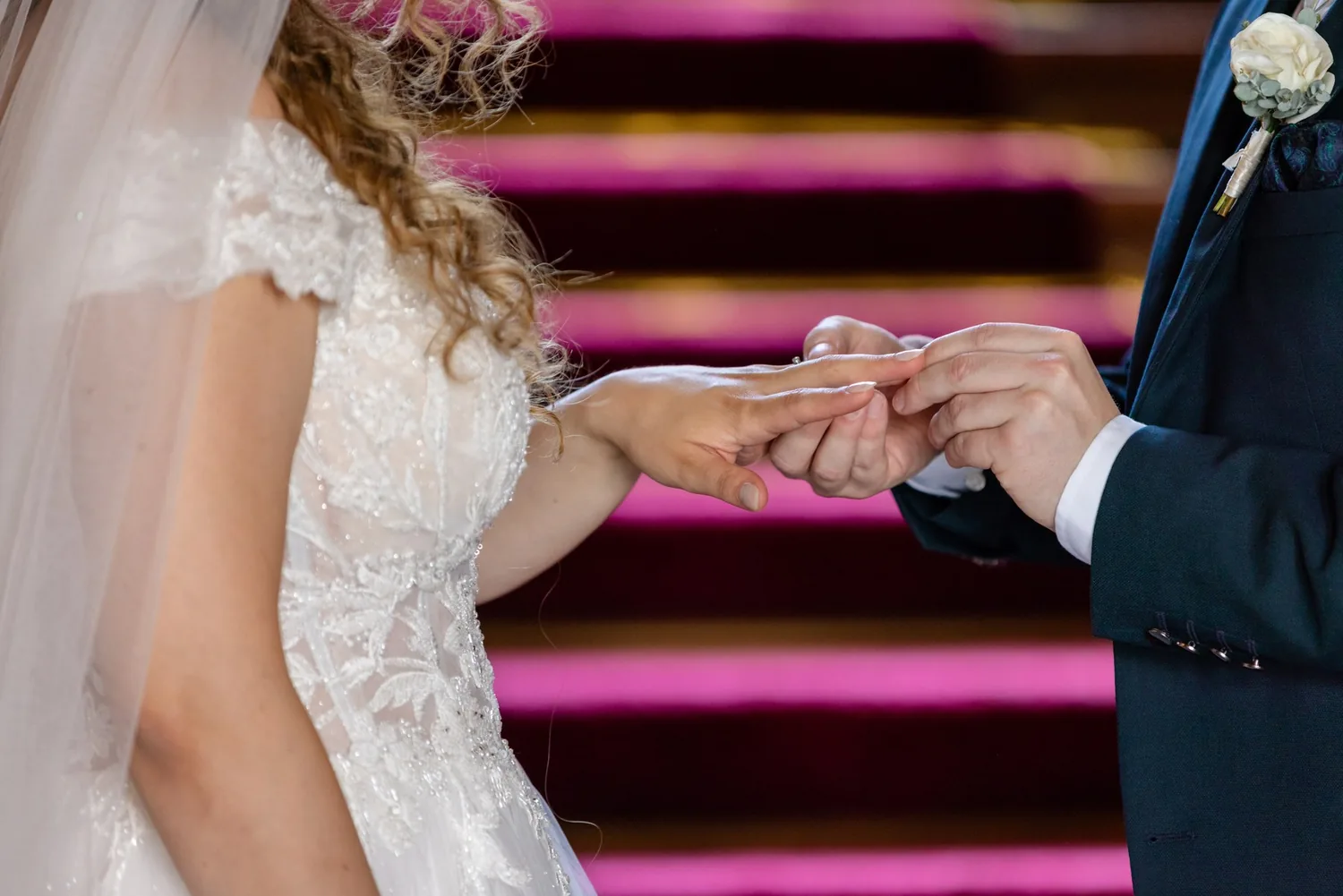Nahaufnahme des Ringtauschs bei der freien Trauung