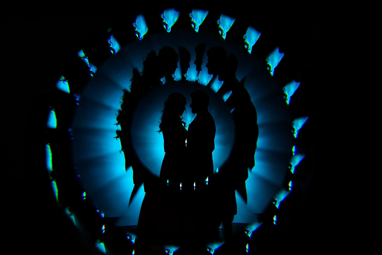 Silhouette des Brautpaars vor einer Lichtinstallation