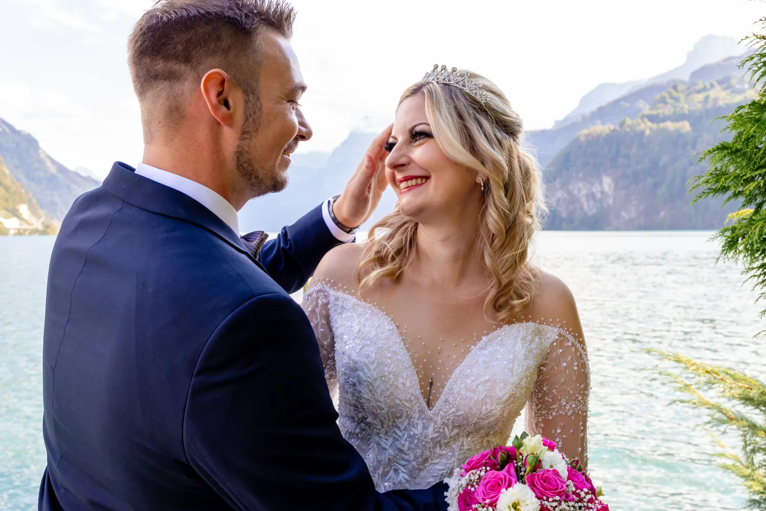 Braut im Kleid mit tiefem V-Ausschnitt und transparenten Ärmeln mit Perlen am Vierwaldstättersee