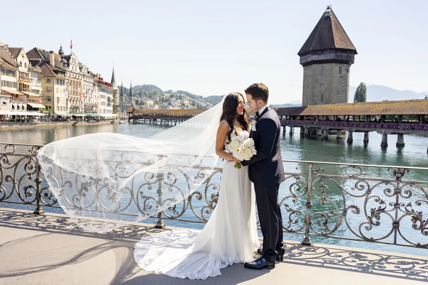 Brautpaar auf der Seebrücke in Luzern, dahinter Kapellbrücke und Wasserturm