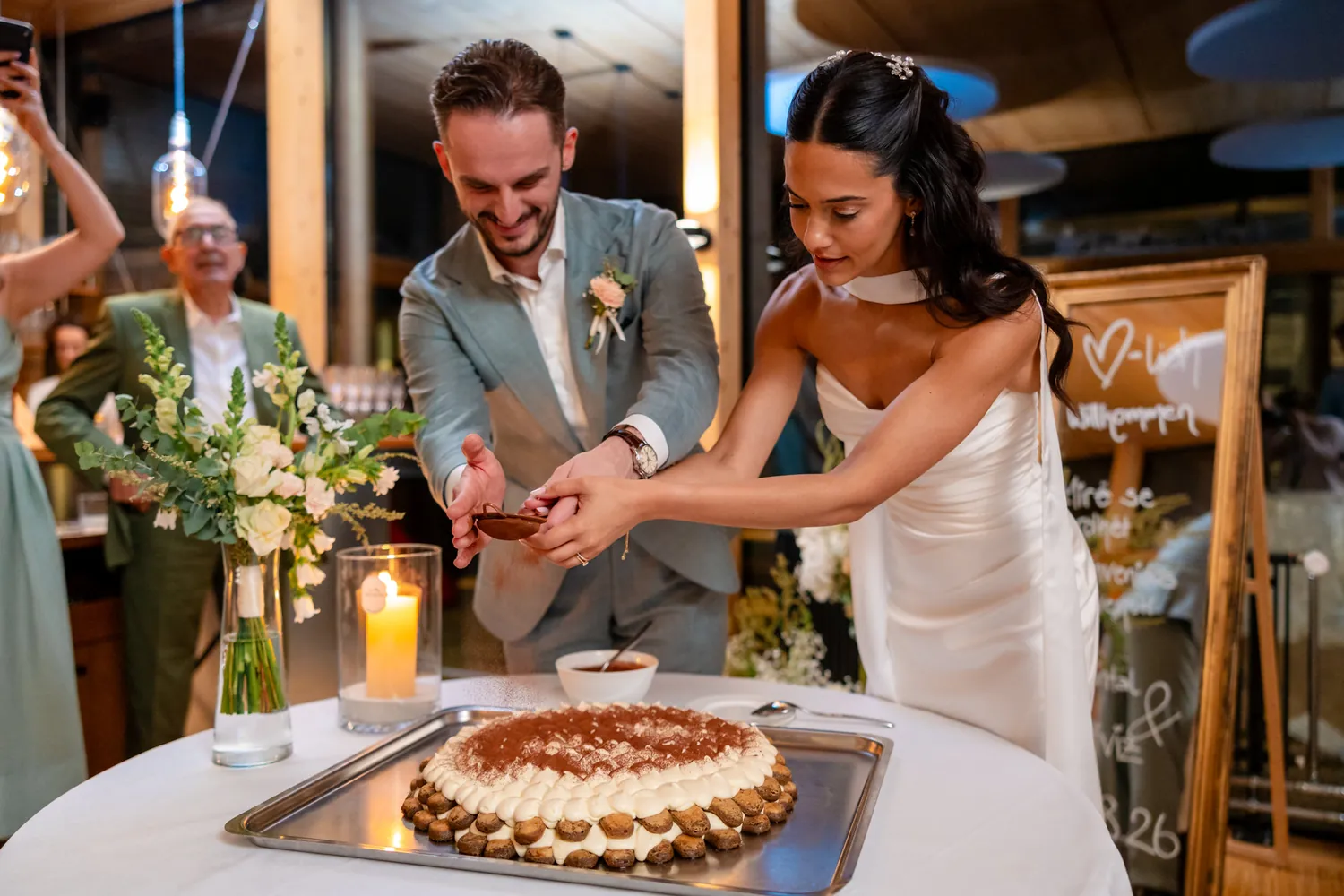 Brautpaar schneidet ein Tiramisu statt einer Torte an