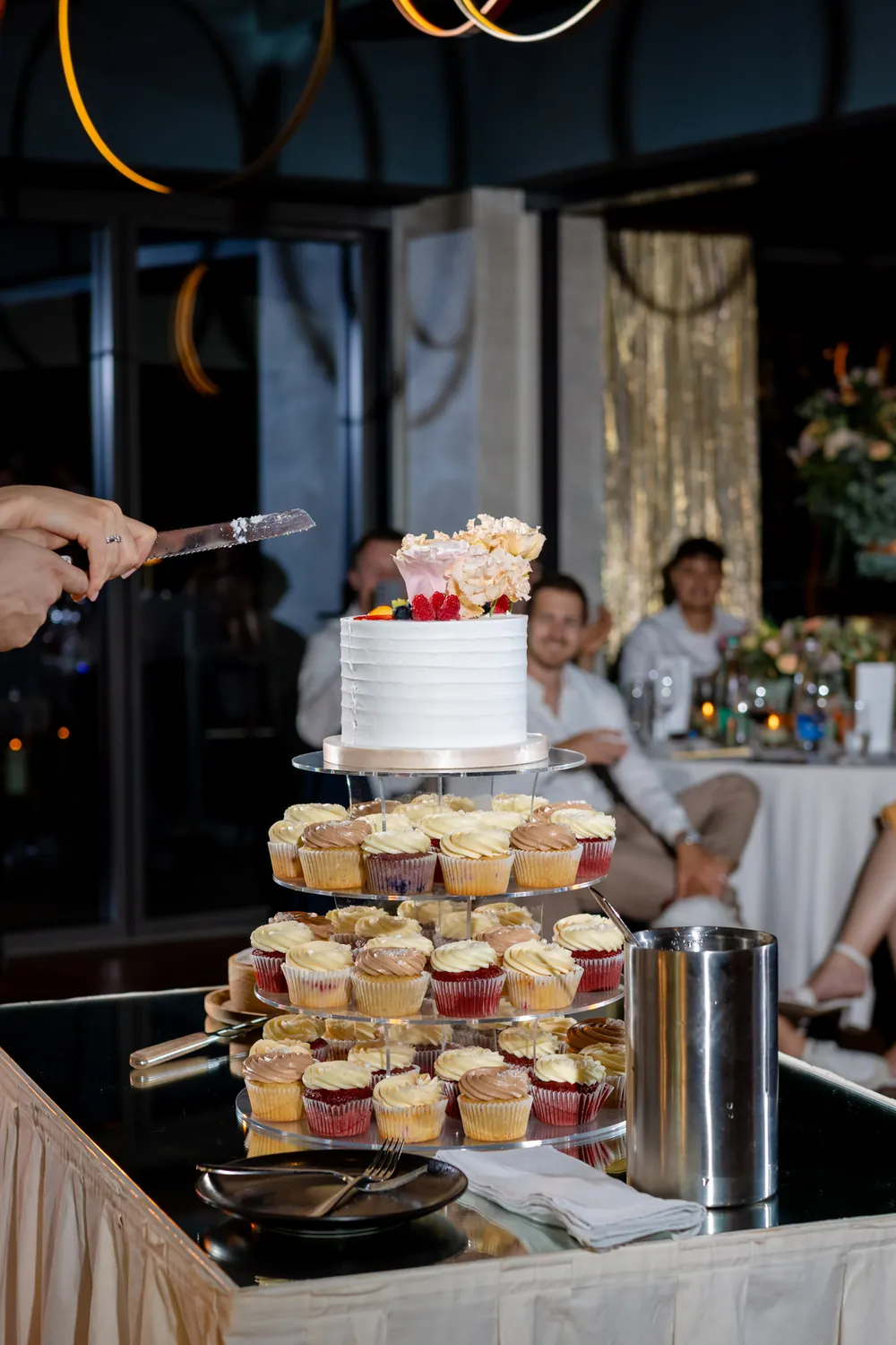 Cupcake-Turm mit einer kleinen einstöckigen Torte obenauf