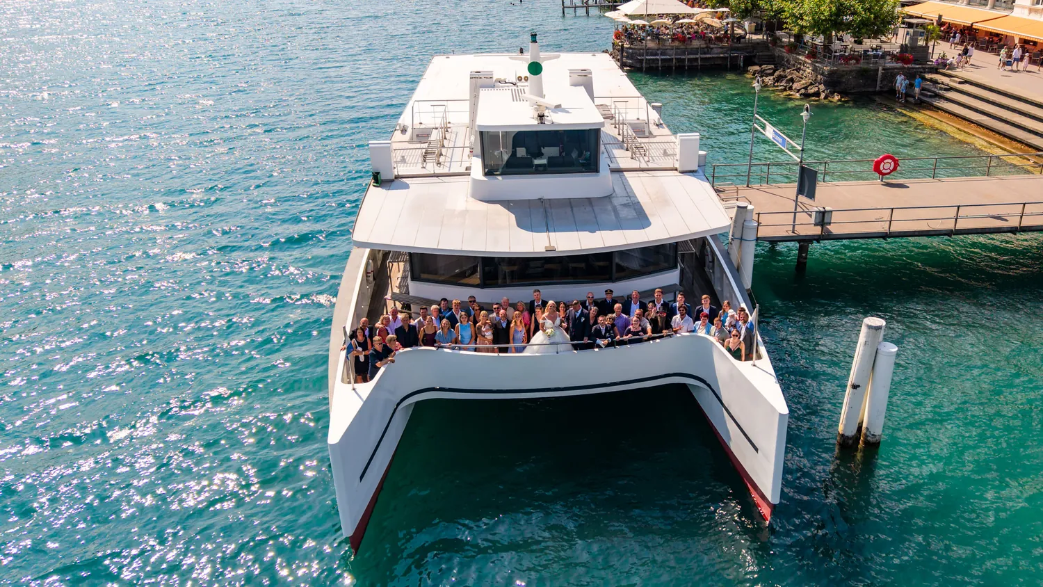 Drohnenaufnahme der Hochzeitsgesellschaft auf einem Schiff am Vierwaldstättersee