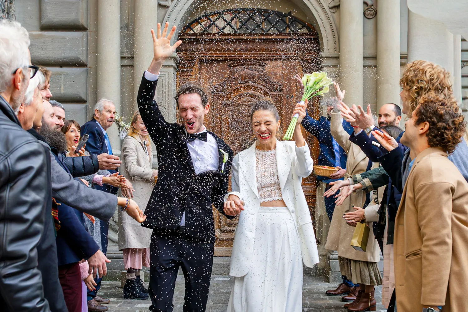 Spalier vor dem Rathaus Luzern, die Gäste werfen Reis und das Brautpaar jubelt