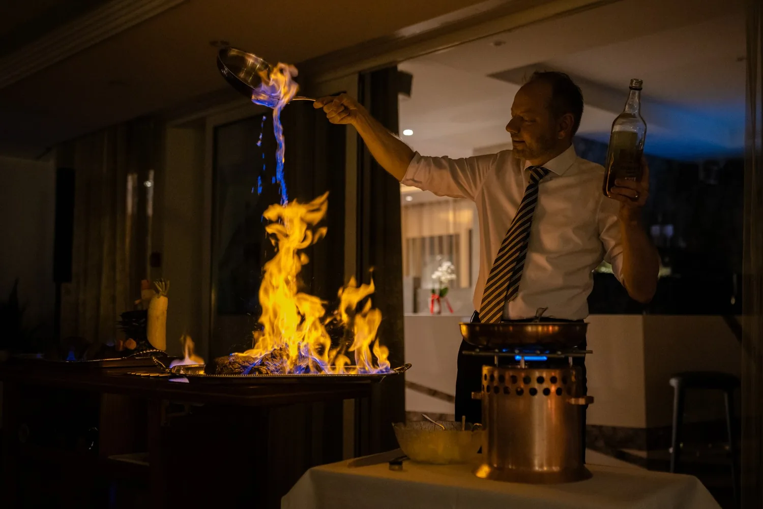 Flambieren am Tisch im Saal