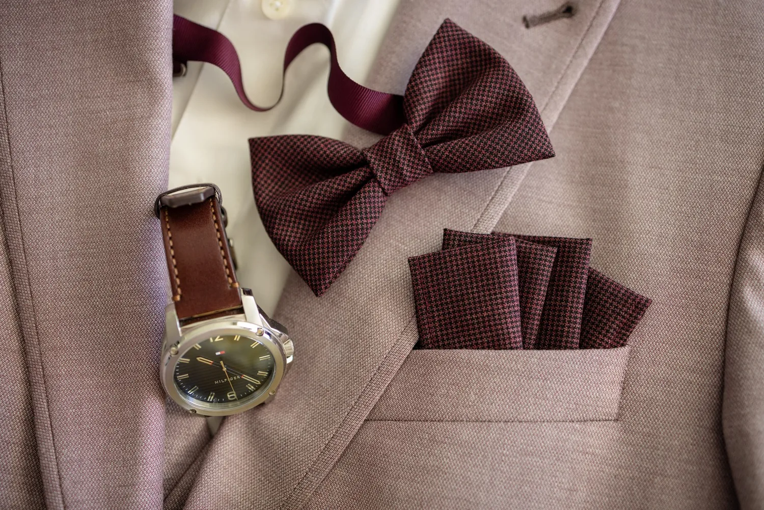 Fliege, Uhr und Einstecktuch des Bräutigams