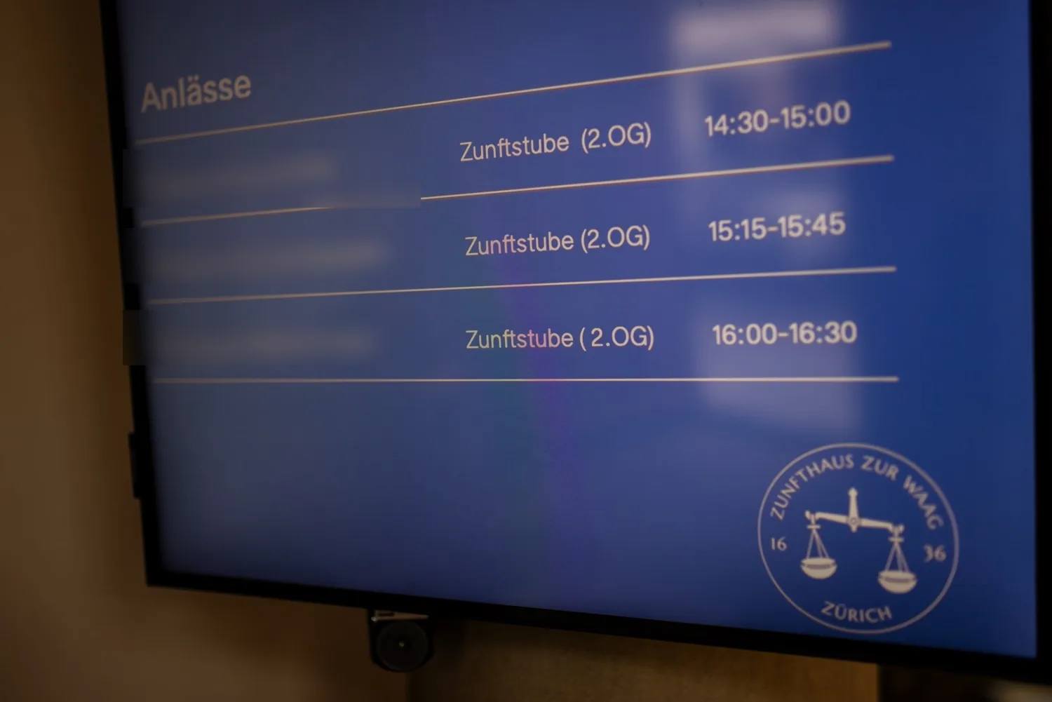 Anzeige im Zunfthaus mit den Trauzeiten in der Zunftstube