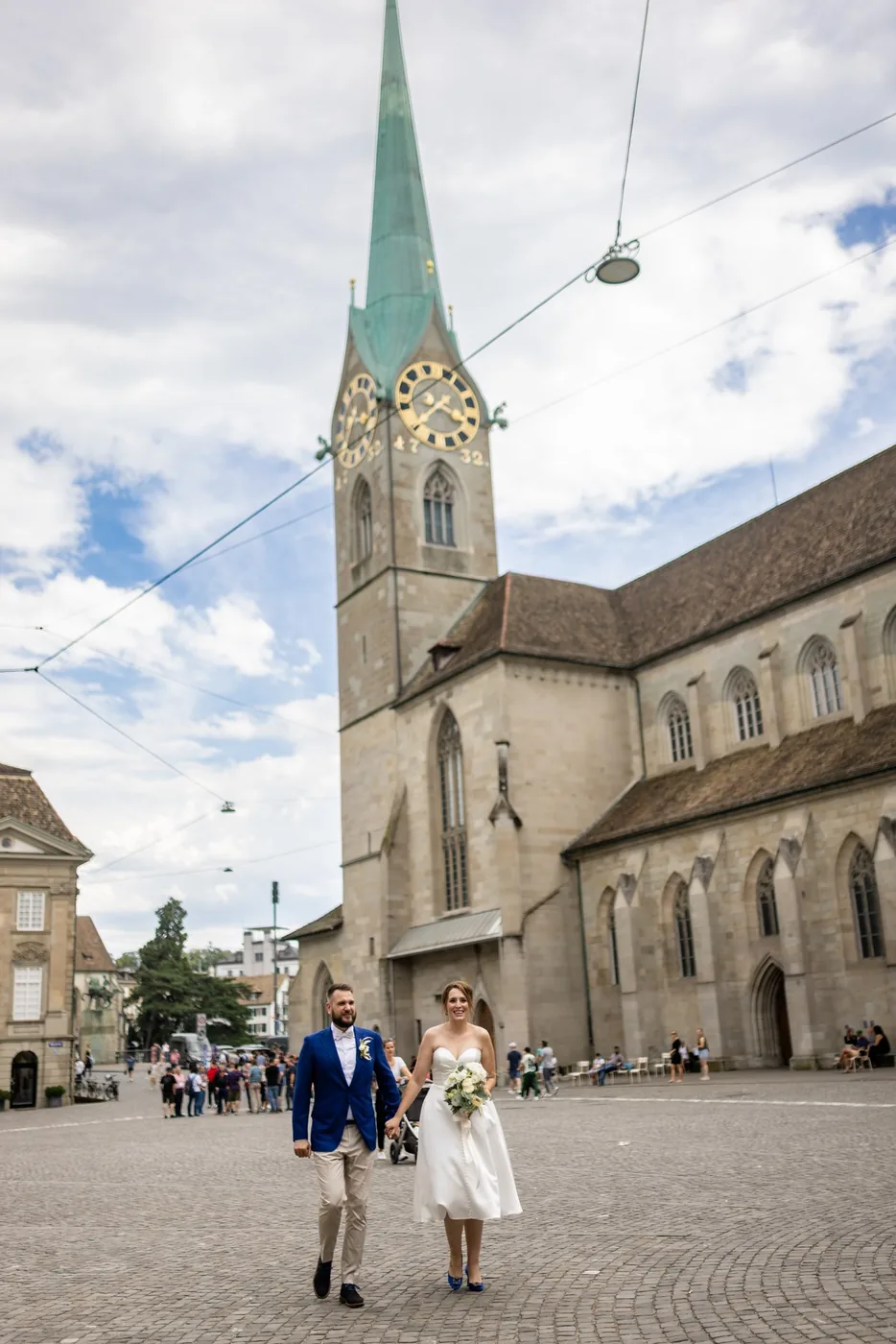 Brautpaar auf dem Münsterhof vor dem Fraumünster