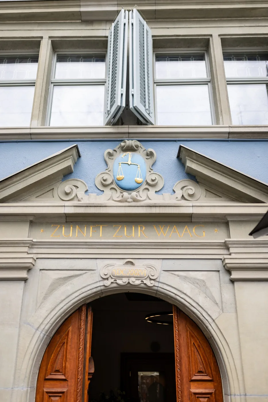 Portal des Zunfthauses zur Waag mit Wappen