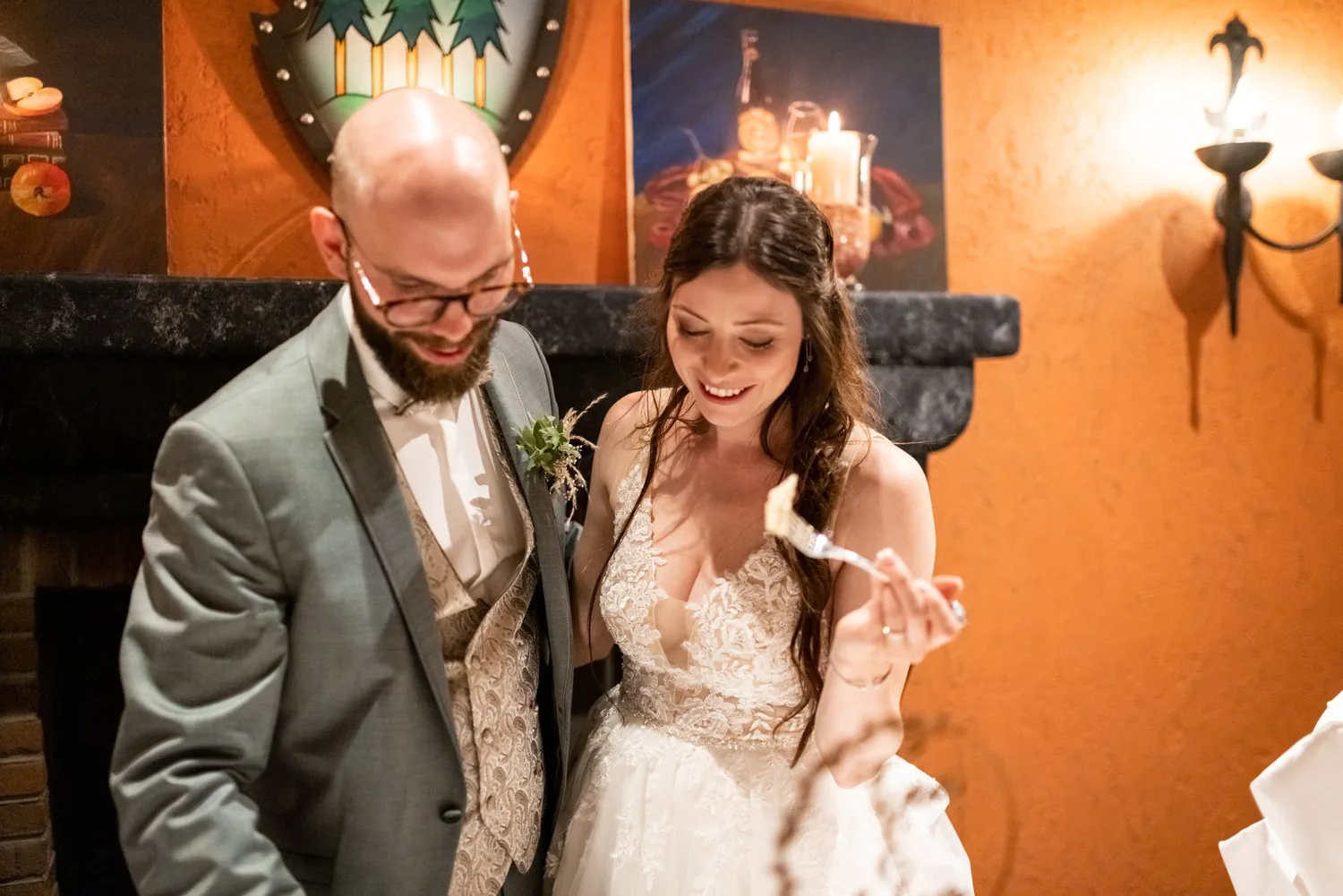 Anschnitt der Hochzeitstorte im Cheminéezimmer