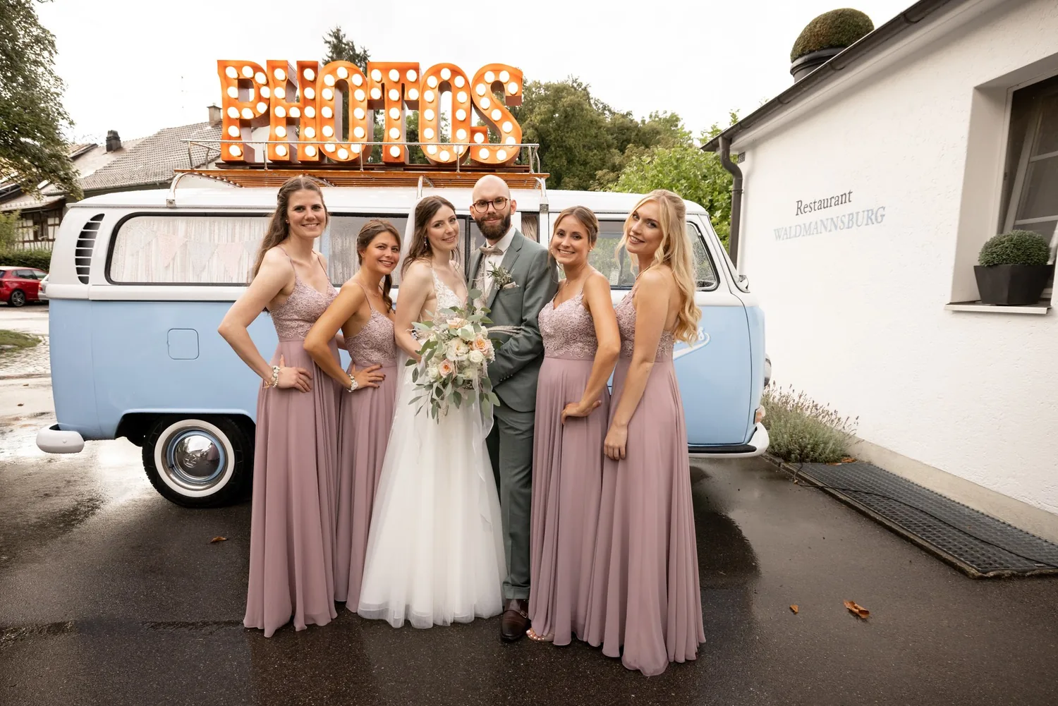 Brautpaar und Brautjungfern vor dem Photobus