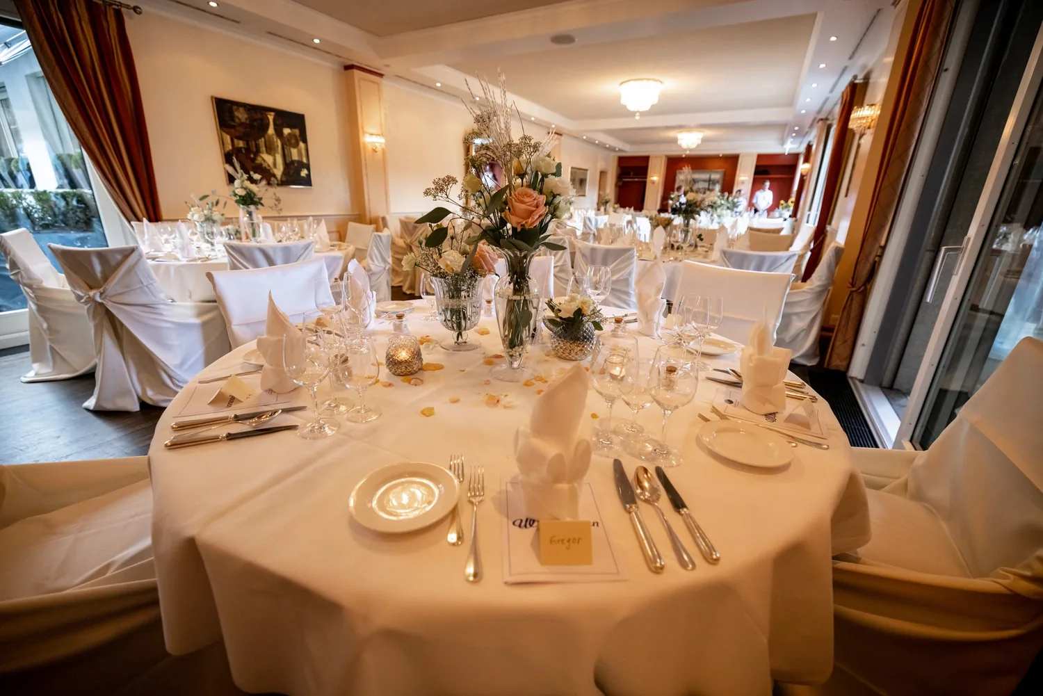 Der Festsaal mit runden Tischen vor dem Dinner