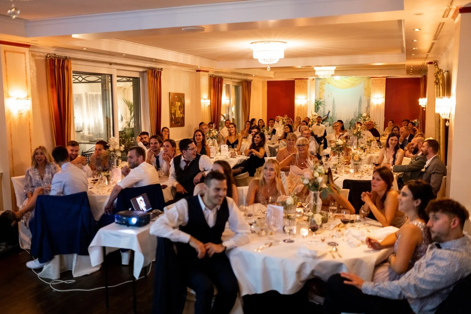 Hochzeitsgesellschaft im Festsaal am Abend