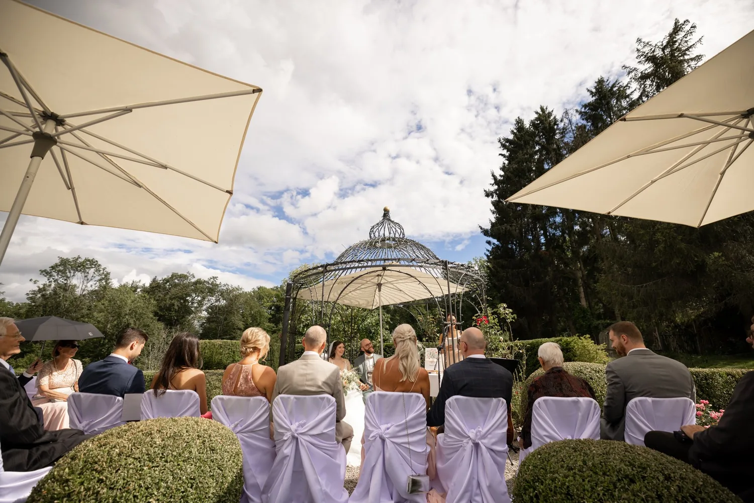 Stuhlreihen und Pavillon im Schlossgarten der Waldmannsburg