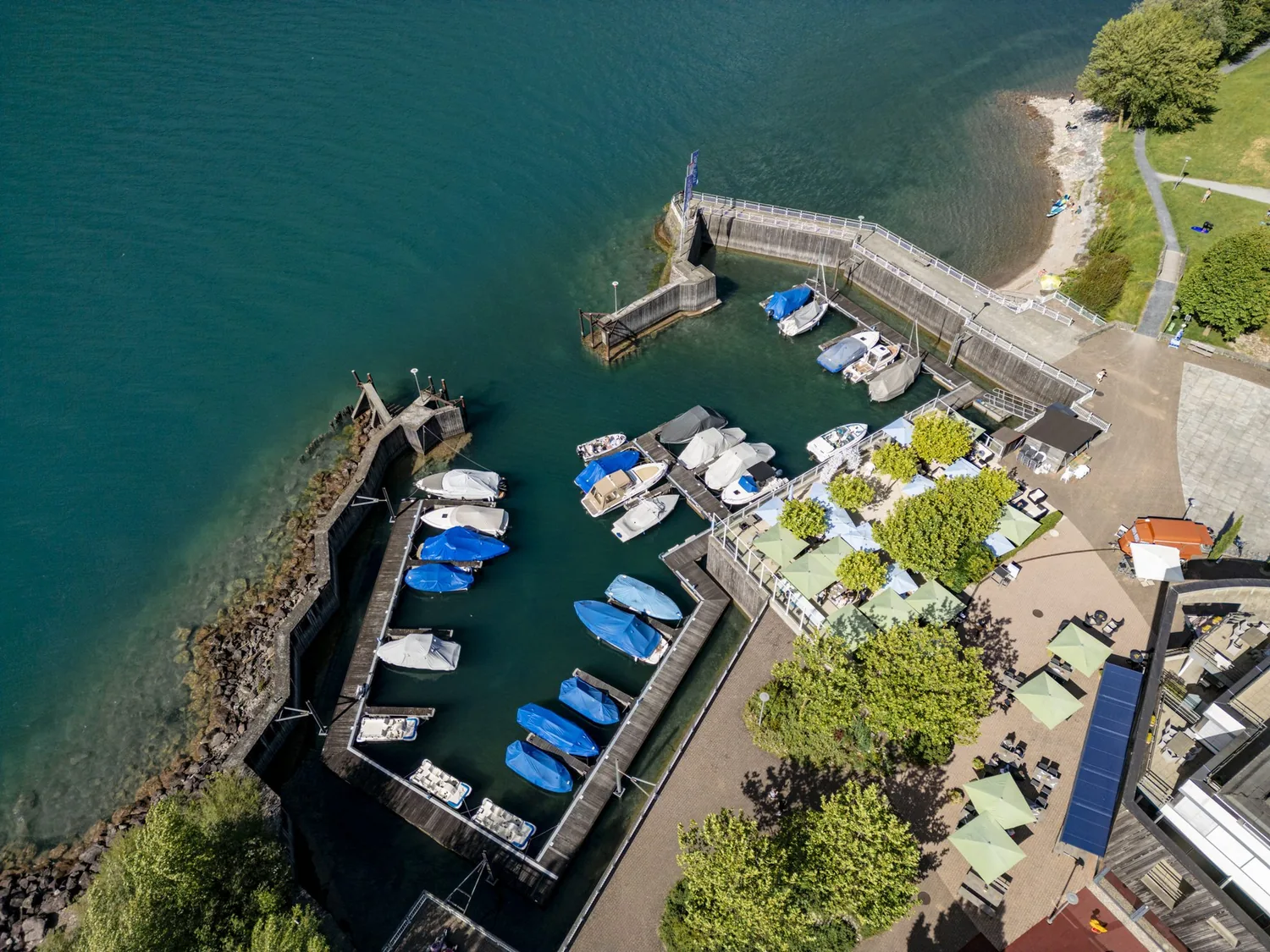 Drohnenaufnahme des Hafens der Marina Walensee mit Booten und Stegen