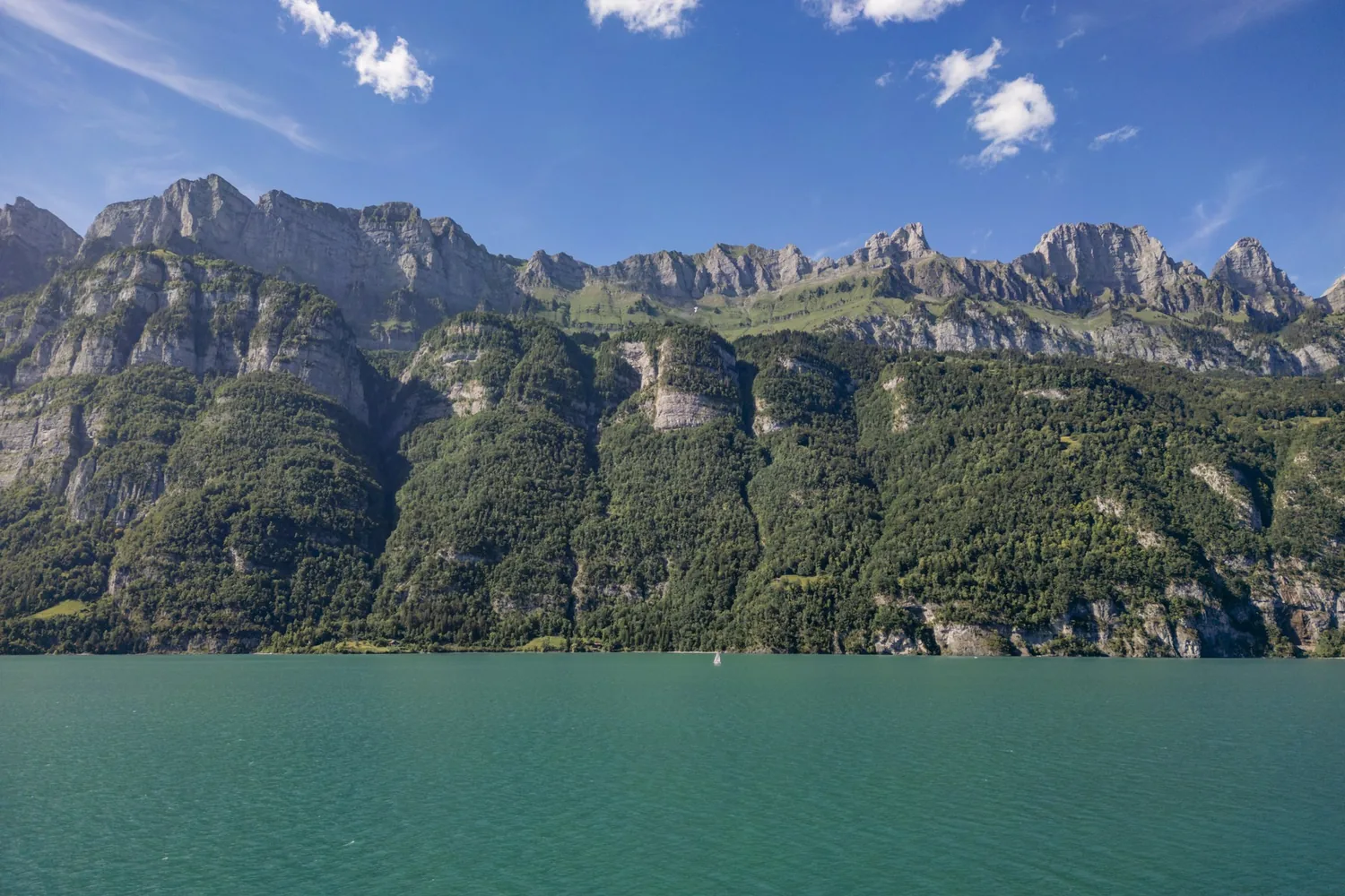Der türkise Walensee mit den steilen Felswänden der Churfirsten dahinter