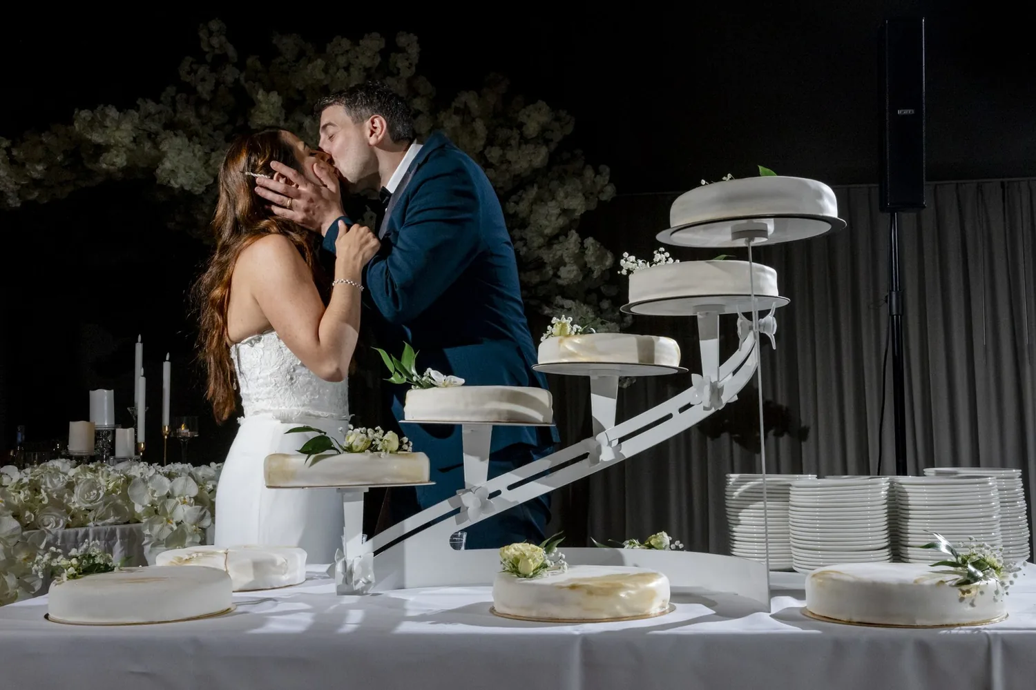 Mehrstöckige weisse Hochzeitstorte auf einer geschwungenen Etagere
