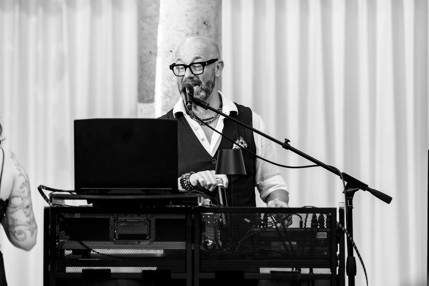 Sänger am Klavier bei der Feier, Schwarzweissaufnahme
