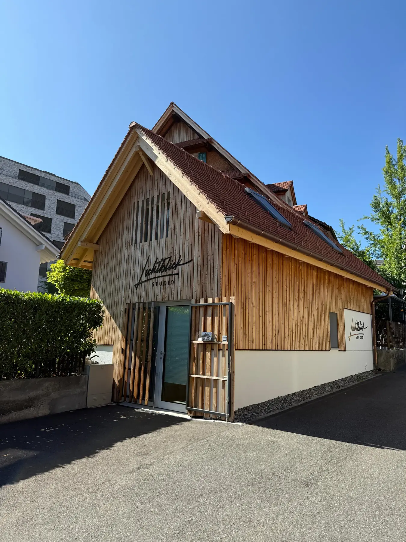 Die Front des Lichtblick Studios in Steinhausen: Holzfassade mit dem Lichtblick-Schriftzug, darunter der Eingang